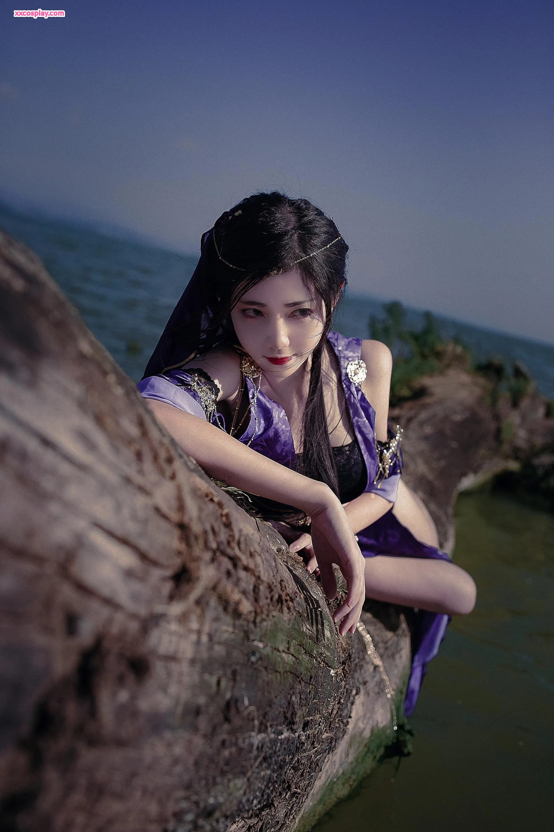 Nan Tao Momoko bilang Jiu Ling sa Casual Attire